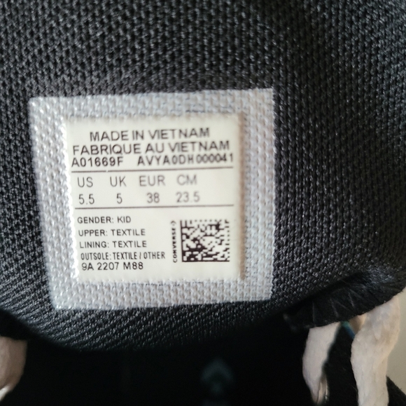 Converse Kids Black and White High-Tops, Size 5.5 - Picture 7 of 8